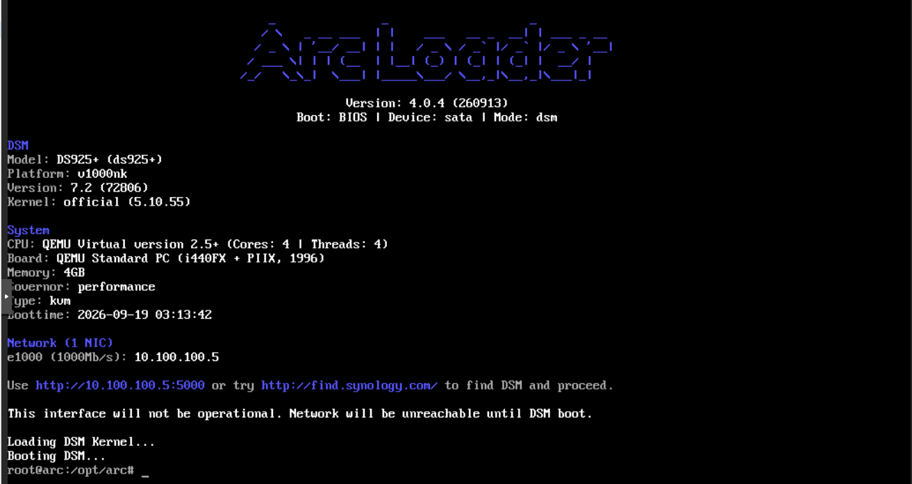 Màn hình tóm tắt ArcLoader hiển thị model DS925+, DSM 7.2, IP 10.100.100.5 và thông báo Booting DSM