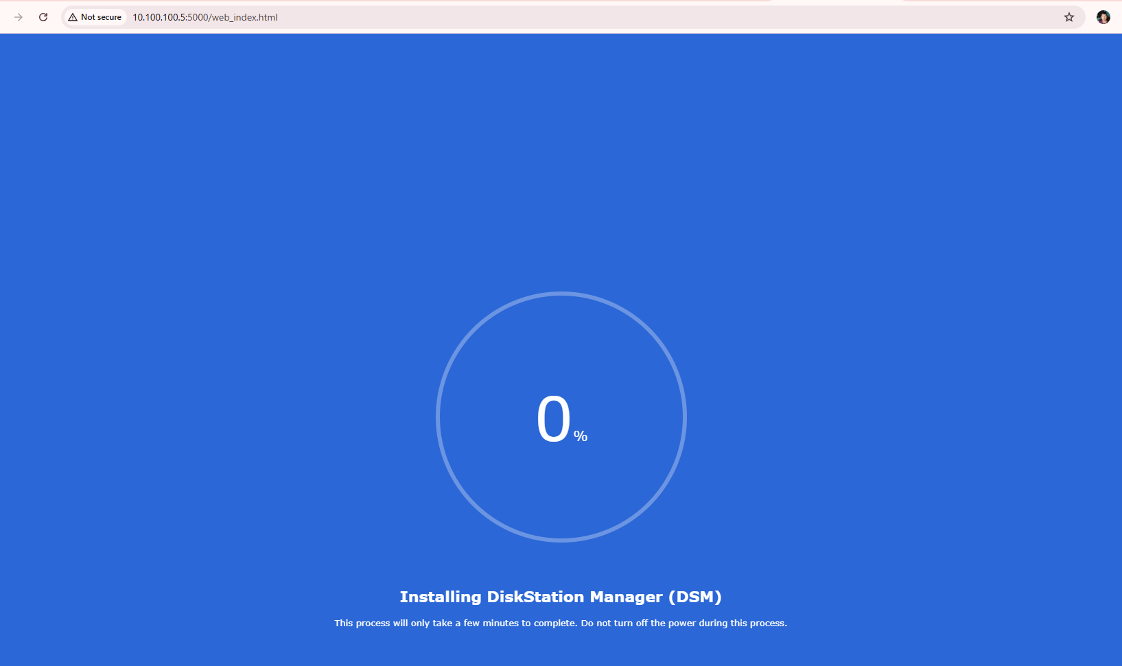Màn hình Installing DiskStation Manager với vòng tiến trình phần trăm